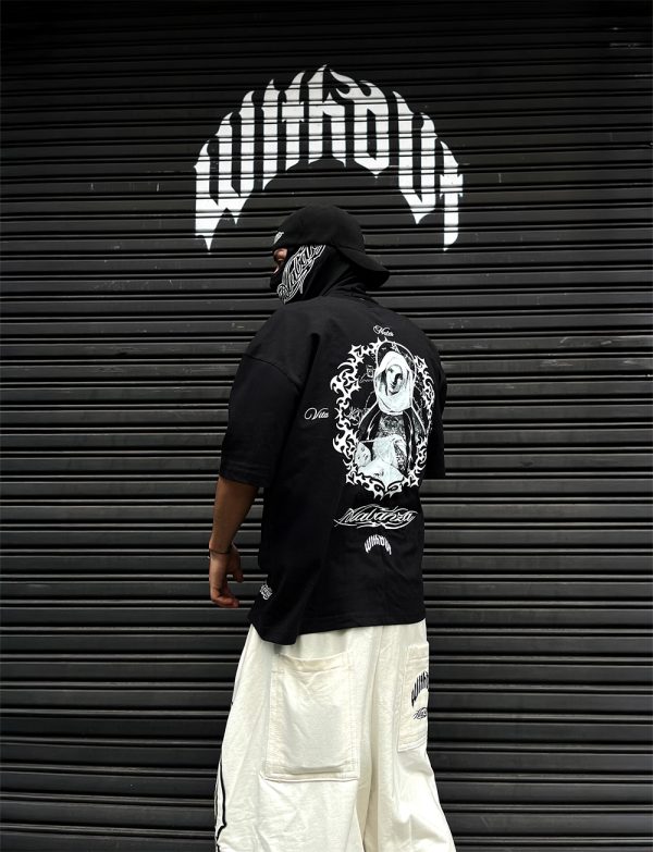 Camiseta Oversize "Matter Vita Gratia" | Negra